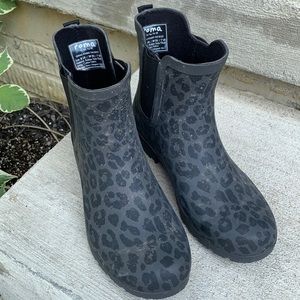 Rain boots worn once very cute and cozy